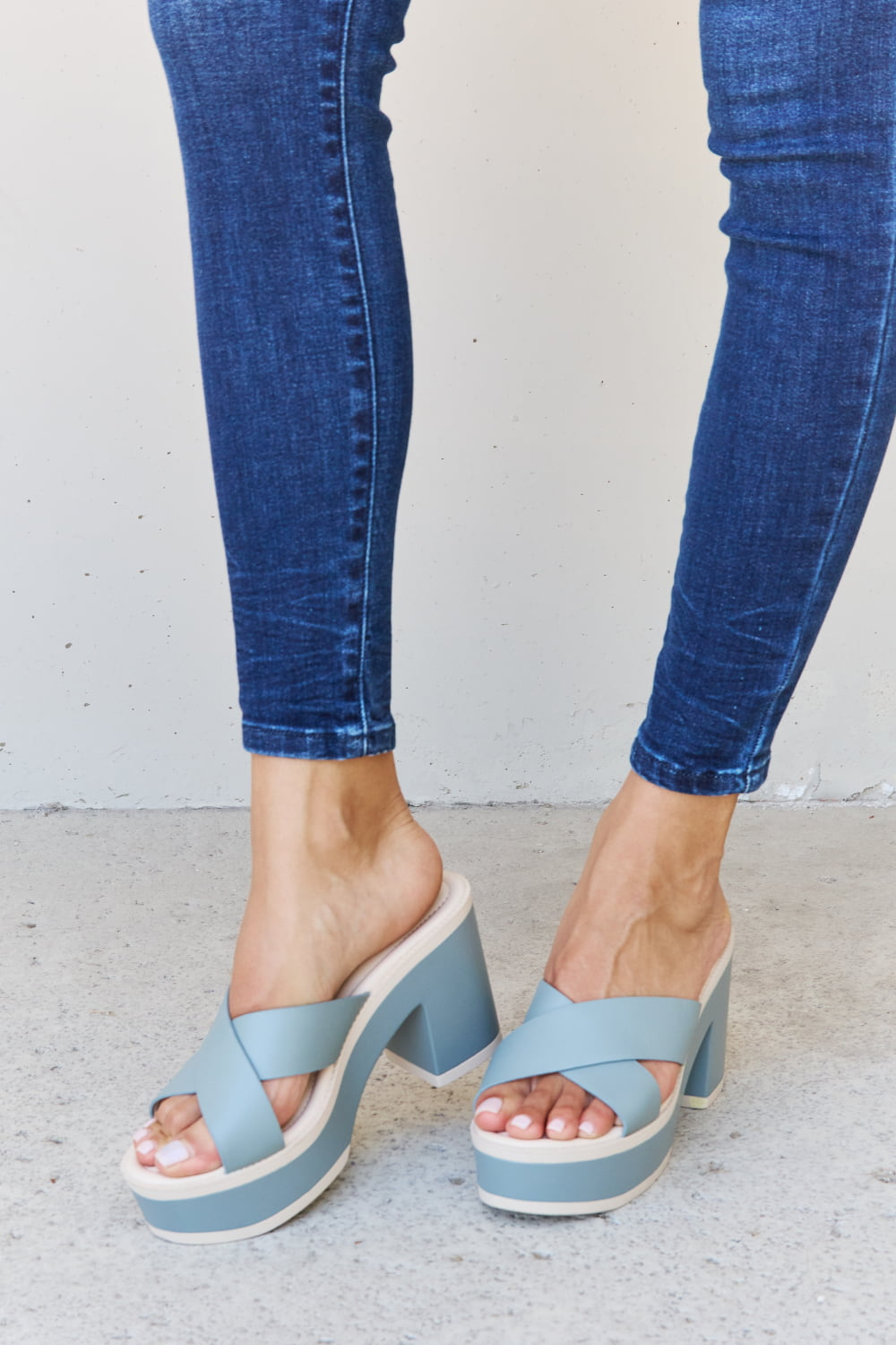 WOMEN'S SHOES